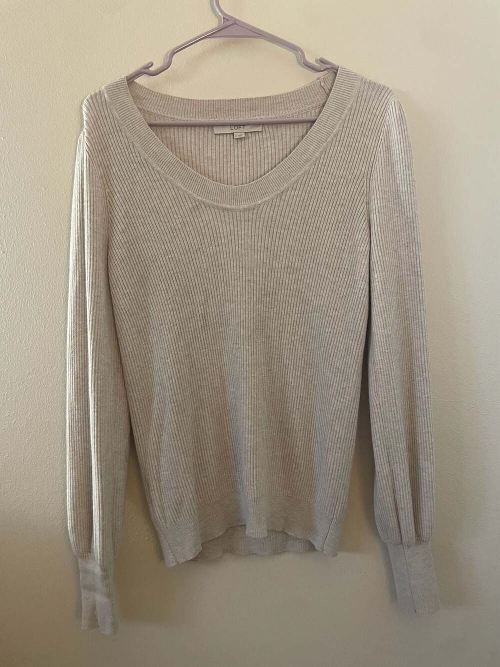 LOFT Women's Cream Ribbed Long Sleeve V-Neck Sweater Size M
